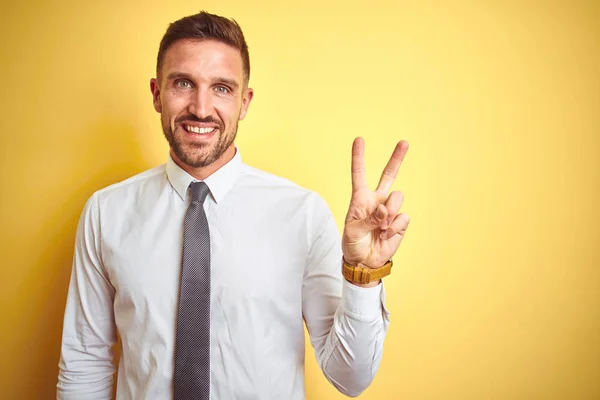 Joven Hombre Negocios Guapo Con Elegante Camisa Blanca Sobre Fondo — Foto de Stock