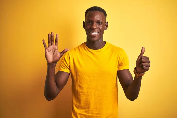 Junger Afrikanisch Amerikanischer Mann Lässigem Shirt Das Vor Isoliertem Gelben — Stockfoto