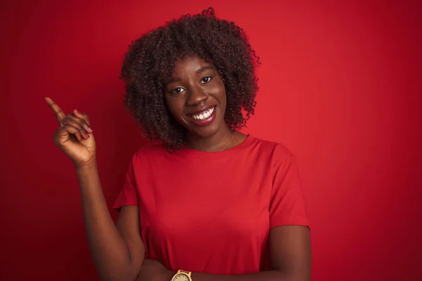 Mujer Afro Africana Joven Con Camiseta Pie Sobre Fondo Rojo — Foto de Stock