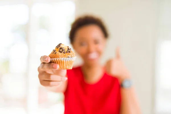 Junge Afrikanisch Amerikanische Frau Essen Schokoladenchips Muffins Glücklich Mit Großem — Stockfoto