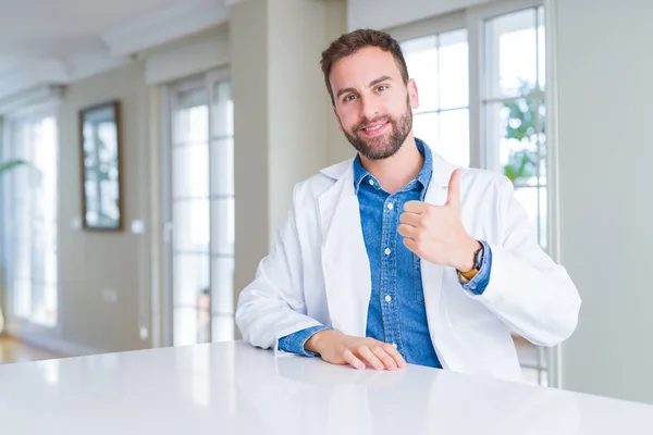 Gutaussehender Arzt Arztkittel Der Klinik Der Mit Der Hand Fröhlich — Stockfoto