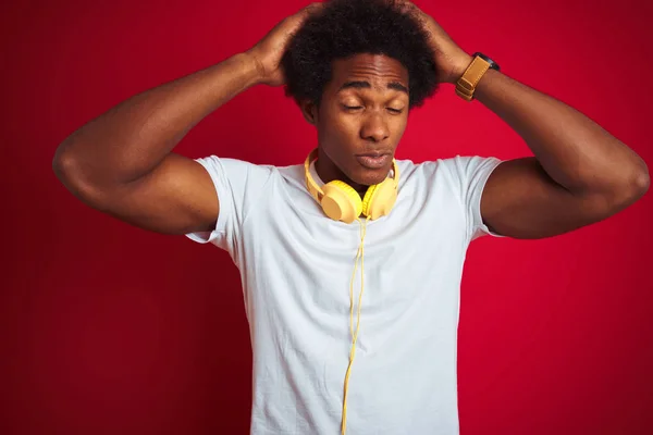 Ung Afrikansk Amerikansk Man Lyssnar Musik Med Hörlurar Över Isolerad — Stockfoto