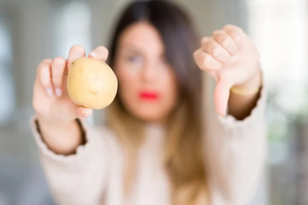 Junge Schöne Frau Die Hause Frische Kartoffeln Mit Wütendem Gesicht — Stockfoto