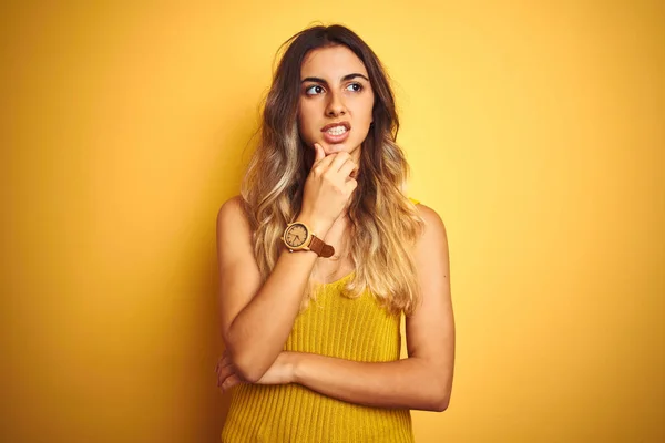 Joven Hermosa Mujer Usando Camiseta Sobre Fondo Aislado Amarillo Pensando — Foto de Stock