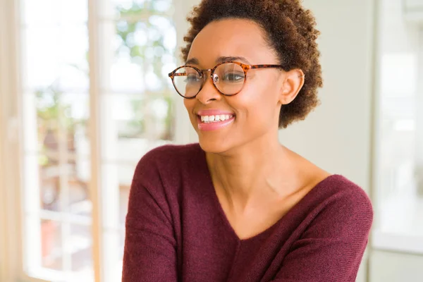 Jovem Mulher Africana Bonita Com Cabelo Afro Usando Óculos — Fotografia de Stock