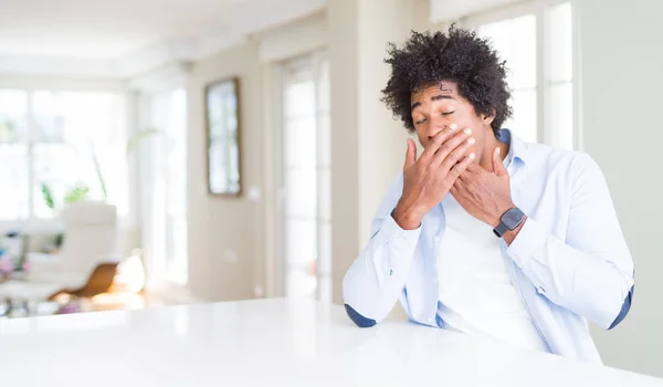 Hombre Afroamericano Casa Aburrido Bostezando Cansado Cubriendo Boca Con Mano — Foto de Stock