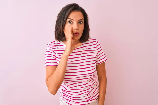 Jovem Mulher Bonita Vestindo Listrado Shirt Sobre Isolado Rosa Fundo — Fotografia de Stock