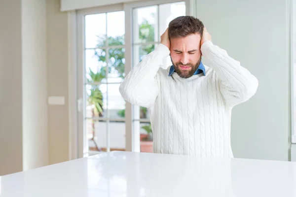 Bonito Homem Vestindo Camisola Casual Sofrendo Dor Cabeça Desesperada Estressada — Fotografia de Stock