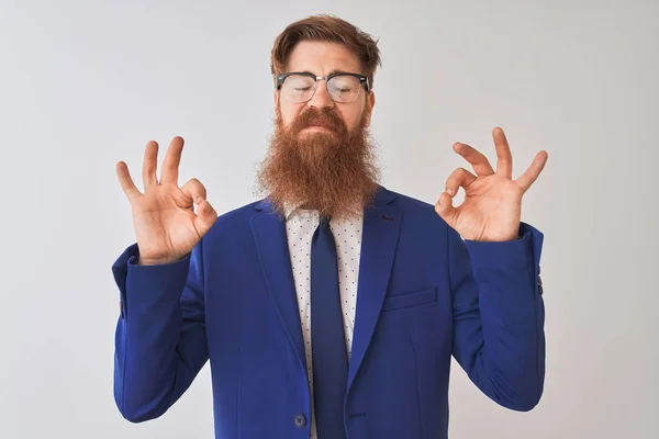 Joven Empresario Irlandés Pelirrojo Vistiendo Traje Gafas Sobre Fondo Blanco —  Fotos de Stock