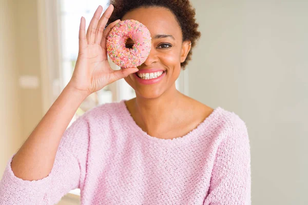 Jovem Afro Americana Comendo Donut Açúcar Rosa Com Rosto Feliz — Fotografia de Stock