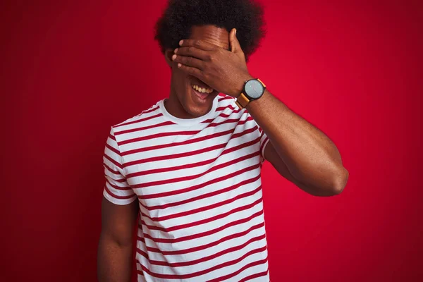 Jonge Afro Amerikaanse Man Met Afro Haar Dragen Gestreepte Shirt — Stockfoto