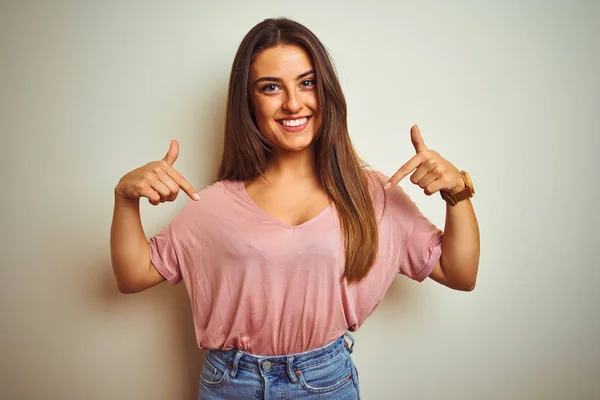 Junge Schöne Frau Lässigem Shirt Das Über Isoliertem Weißem Hintergrund — Stockfoto