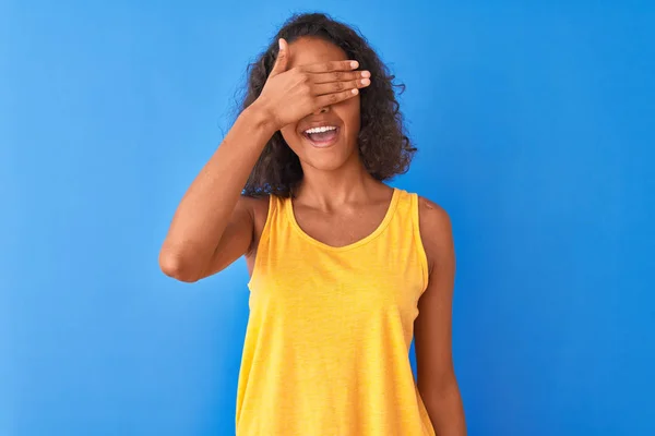 Jonge Braziliaanse Vrouw Dragen Gele Shirt Staande Geïsoleerde Blauwe Achtergrond — Stockfoto