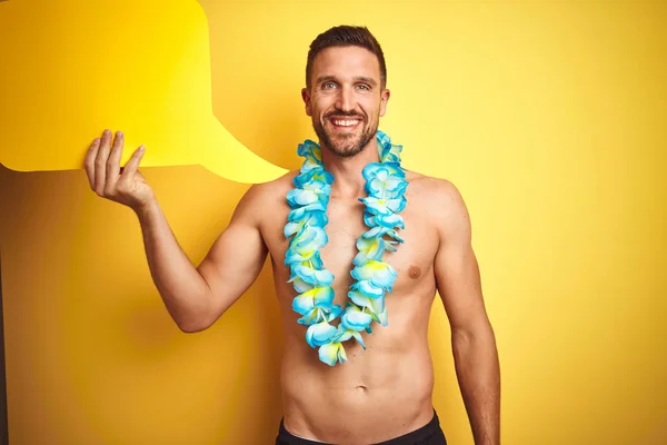 Hombre Guapo Sin Camisa Con Lei Hawaiano Sosteniendo Burbuja Del — Foto de Stock