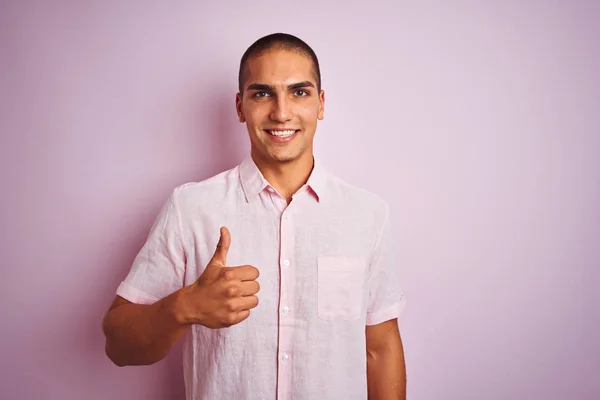 Jonge Knappe Man Het Dragen Van Elegante Shirt Roze Geïsoleerde — Stockfoto