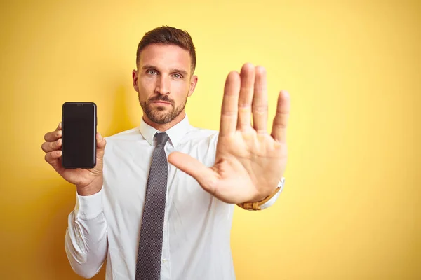 Giovane Uomo Affari Bello Mostrando Schermo Smartphone Sfondo Giallo Isolato — Foto Stock