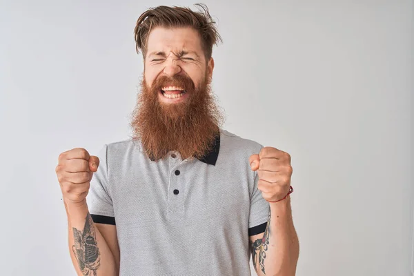 Jonge Redhead Ierse Man Dragen Grijze Polo Staande Geïsoleerde Witte — Stockfoto