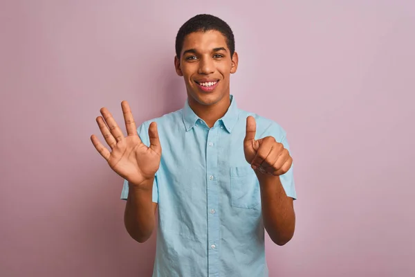 Jovem Bonito Árabe Homem Vestindo Azul Camisa Sobre Isolado Rosa — Fotografia de Stock