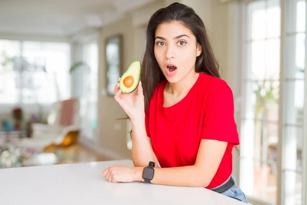 Mujer Joven Comiendo Aguacate Saludable Asustada Shock Con Una Cara —  Fotos de Stock
