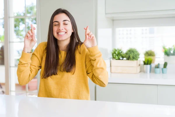 Bella Giovane Donna Che Indossa Maglione Giallo Sorridente Incrociando Dita — Foto Stock