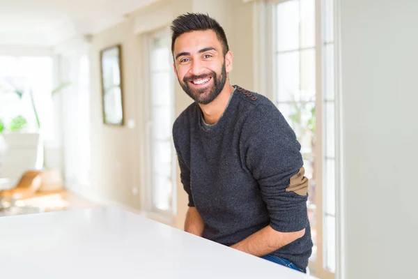 Bonito Homem Sorrindo Alegre Com Grande Sorriso Rosto Mostrando Dentes — Fotografia de Stock