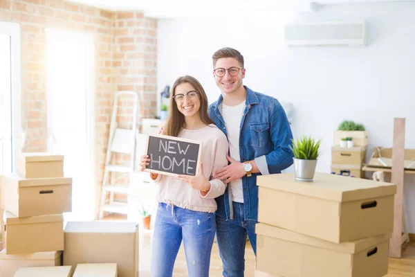 Hermosa Joven Pareja Sonriendo Amor — Foto de Stock