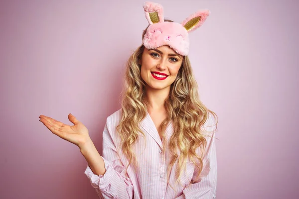 Giovane Bella Donna Indossa Pigiama Maschera Del Sonno Sfondo Rosa — Foto Stock