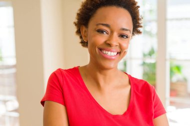 Emin gülümseyen güzel genç Afro-Amerikan kadın 