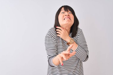 Genç güzel Çinli kadın siyah çizgili t-shirt üzerinde izole beyaz arka plan mide bulandırılmış ifade, hoşnutlu ve korkutucu yüz yapıyor korkuyor çünkü kaçınma reaksiyon. Ellerle kaldırdı. Rahatsız edici kavramı.