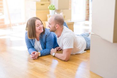 Genç çift aşık yeni evin katında yatarken araba