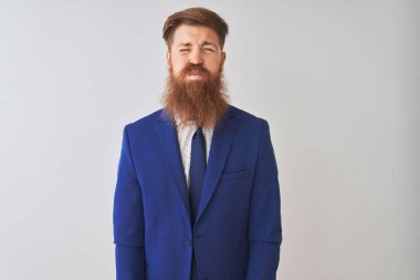 Genç Kızıl saçlı İrlandalı iş adamı komik yüz ile izole beyaz arka plan kabarık yanakları üzerinde ayakta elbise giyiyor. Ağız hava ile şişirilmiş, çılgın ifade.