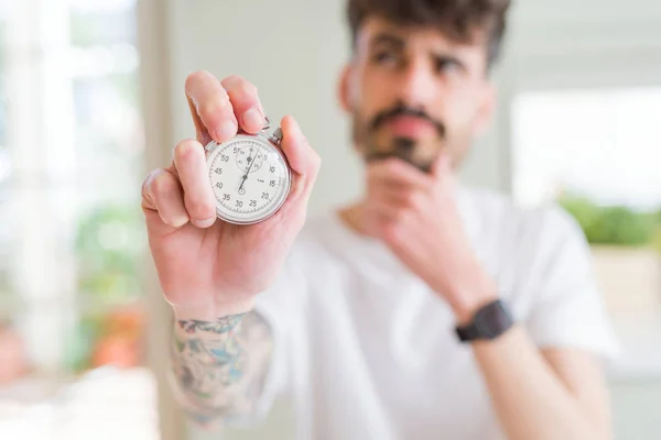 Jeune Homme Utilisant Tenant Chronomètre Visage Sérieux Penser Question Idée — Photo