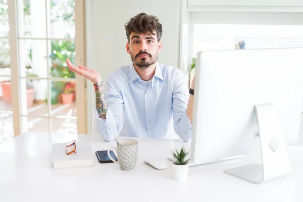 Joven Hombre Negocios Que Trabaja Usando Computadora Expresión Despistada Confusa — Foto de Stock