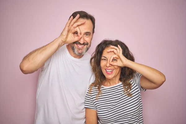 Belo Casal Meia Idade Juntos Sobre Fundo Rosa Isolado Fazendo — Fotografia de Stock