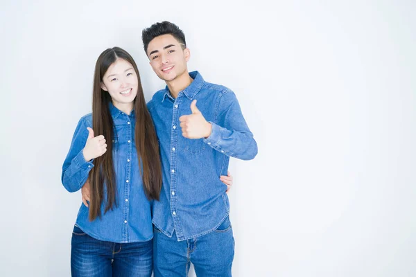 Piękny Młody Asian Para Przez Biały Białym Tle Robi Szczęśliwy — Zdjęcie stockowe