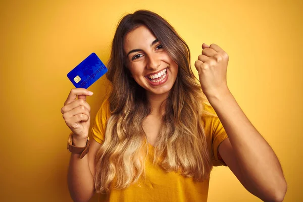 Młoda Piękna Kobieta Trzyma Kartę Kredytową Żółtym Białym Tle Krzyczeć — Zdjęcie stockowe