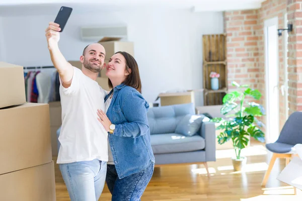 Молода пара робить фотографію за допомогою смартфона в новому будинку — стокове фото