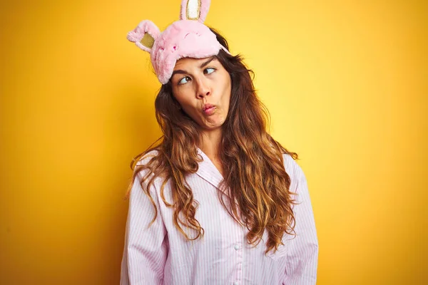 Mujer Joven Con Pijama Máscara Para Dormir Pie Sobre Fondo — Foto de Stock