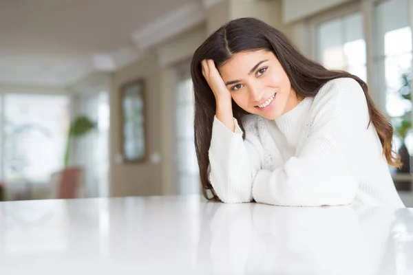 Hermosa Mujer Morena Sonriendo Alegre Con Gran Sonrisa Mirando Positiva — Foto de Stock