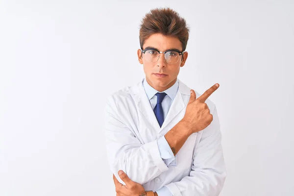 Genç Yakışıklı Sciencist Adam Gözlük Ceket Izole Beyaz Arka Plan — Stok fotoğraf
