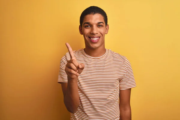 Jovem Bonito Árabe Homem Vestindo Listrado Shirt Sobre Isolado Amarelo — Fotografia de Stock