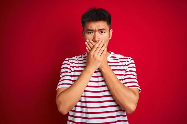Jonge Aziatische Chinese Man Dragen Gestreepte Shirt Staande Geïsoleerde Rode — Stockfoto
