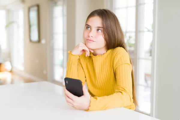 Menina Bonita Criança Enviando Uma Mensagem Usando Smartphone Rosto Sério — Fotografia de Stock