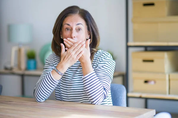 Mulher Idosa Meia Idade Sentada Mesa Casa Chocada Cobrindo Boca — Fotografia de Stock