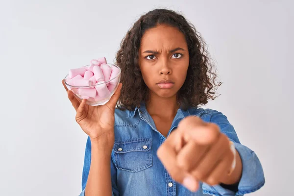 Mujer Brasileña Joven Sosteniendo Tazón Con Malvaviscos Sobre Fondo Blanco — Foto de Stock