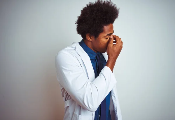 Giovane Uomo Medico Afroamericano Indossa Cappotto Piedi Sopra Isolato Sfondo — Foto Stock