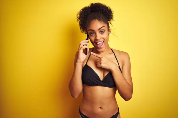 Mujer Afroamericana Vistiendo Bikini Hablando Usando Teléfono Inteligente Sobre Fondo —  Fotos de Stock