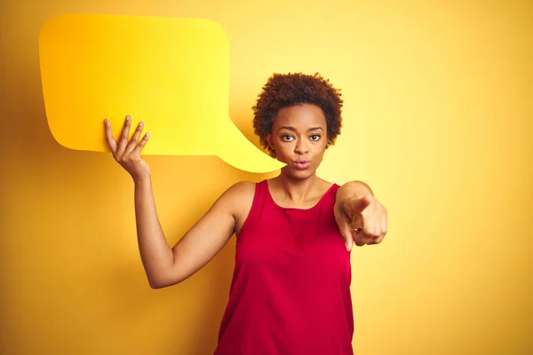 Jonge Afro Amerikaanse Vrouw Met Spraakballon Gele Geïsoleerde Achtergrond Die — Stockfoto