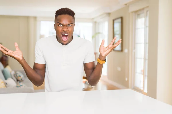 Beau Afro Américain Sur Une Table Blanche Maison Fou Fou — Photo