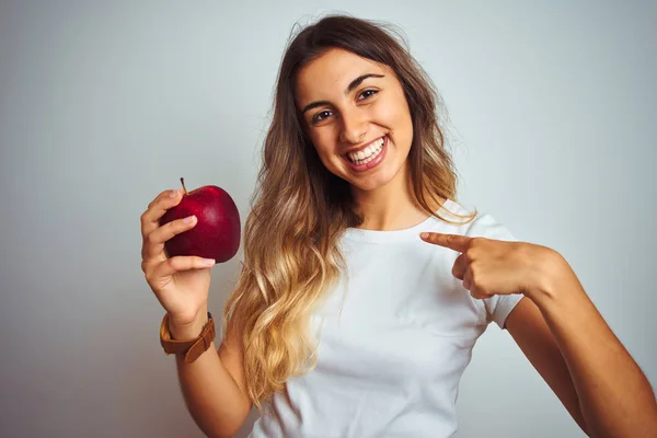 Ung Vacker Kvinna Äter Rött Äpple Över Grå Isolerad Bakgrund — Stockfoto
